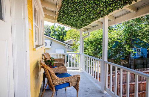 Bright and Sunny Springfield Carriage House - Photo 36