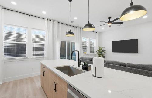 Modern 3BR Home w/ Rooftop • 5 min to Downtown - Foto 24