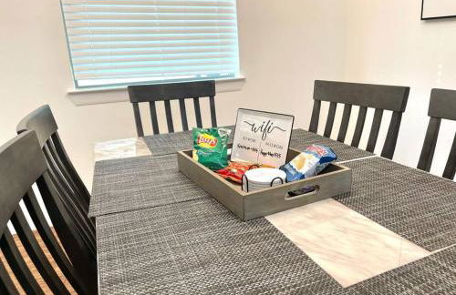 NEW! 5 min from Mall, Airport, and Dinning! - Foto 12