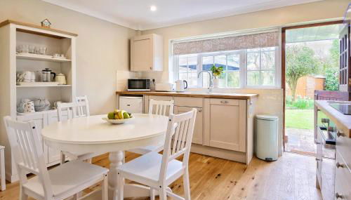 'BRAMLEY FALL COTTAGE' NEW AVAILABILITY - Attached Cottage,3 Bedrooms-1 on ground level, SLEEPS 6-2 Bathrooms, Wittering and Chichester easy drive, Child friendly,Small Breed Dog Friendly 2 max, Parking-EV Point - Foto 4
