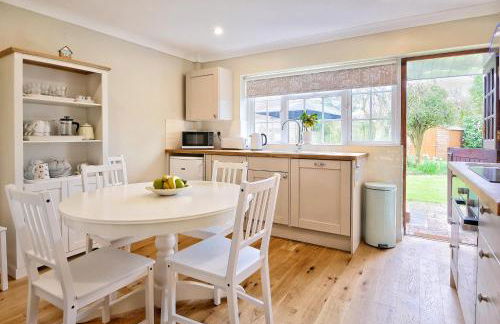 'BRAMLEY FALL COTTAGE' NEW AVAILABILITY - Attached Cottage,3 Bedrooms-1 on ground level, SLEEPS 6-2 Bathrooms, Wittering and Chichester easy drive, Child friendly,Small Breed Dog Friendly 2 max, Parking-EV Point - Foto 4