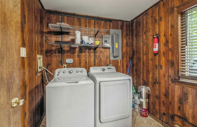 Sky View Chalet by Avantstay Stunning Interior, Spacious Deck, Hot Tub, & View - Photo 32