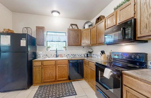 Blue Casa Rio | Riverfront Oasis with Private Beach, Deck & Fire Pit - Foto 11
