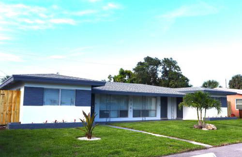 Paradise Awaits! Beach, King Bed, Private Yard & Workspace - Photo 20