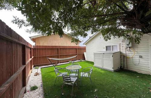 Modern Private Guesthouse with Parking, Yard, and Washer Dryer - Foto 23