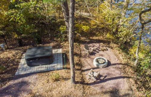 Modern Riverside Cabin w Hot Tub Fire Pit Kayaks - Foto 31