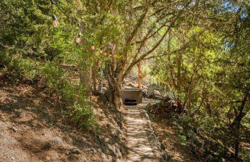 Myrinn-Hobbit Cottage on the Creek Storybook Stay - Foto 39