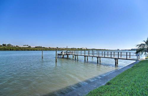 Large Balcony and Water Views Indian Shores Condo! - Foto 36