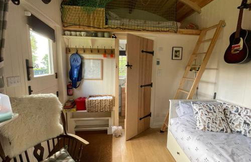 Beautiful Shepherd's Hut - Lois Weedon - Photo 6