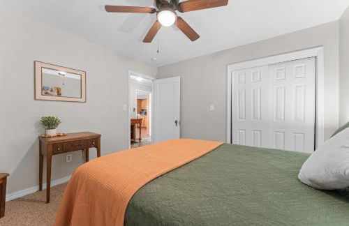 Lakefront Retreat with Deck, Movie Room and Yard - Foto 41