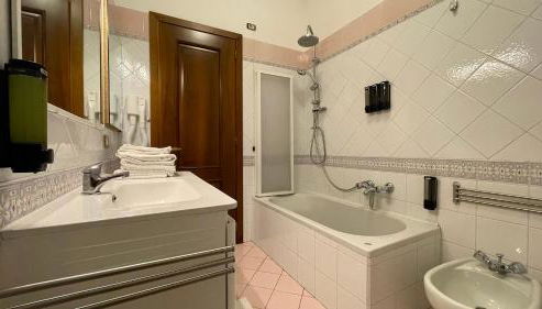 Appartamento e stanze a Casalpusterlengo - Foto 2, towels, Shower