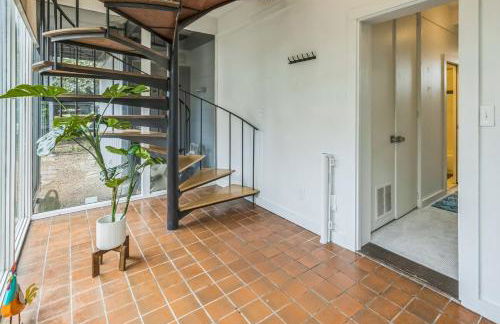 Mt Adams Lookout with Best City View and Parking - Foto 8