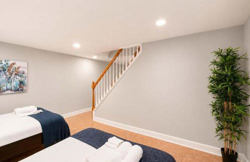 Charming Townhouse Retreat by CozySuites - Foto 12