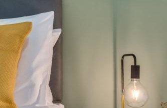 Chic and Bright Apartment Near the Water - Photo 9