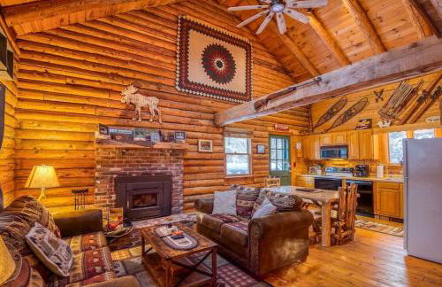 Family-Focused & Pet-Friendly Log Cabin with 4BR 2BA Sleeps 10 - Photo 1