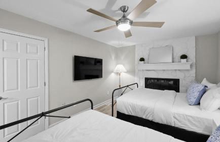 Lakefront Home w Pool, Dock, Fire Pit & Game Room Sip, Sip Away by Avantstay - Foto 76