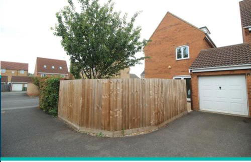 The Iris house is close to city centre and is ideal for tourists, visiting family members or work related activities including contractors - Foto 28