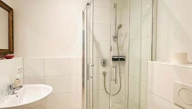 Looks Inn - Photo 4, towels, Shower