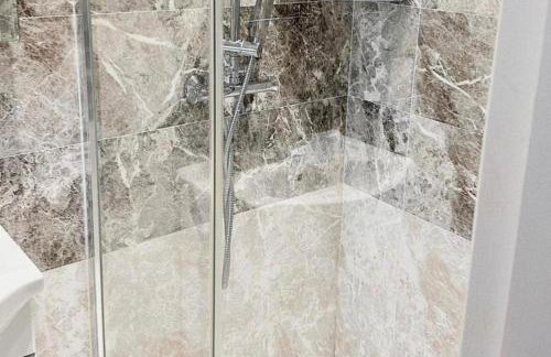 4 Bed House-Garden-Parking-15 min Elizabeth Line - Foto 4