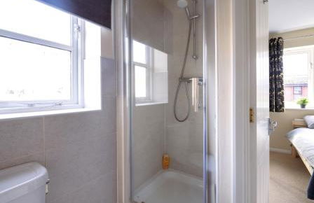 Guildford Townhouse with Parking - Foto 15