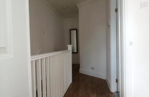 Lovely 3 Bedrooms Flat Near Romford Station With Free Parking - Foto 9