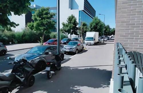 Live Like a Local Stylish 2BR with Balcony & Parking - Foto 26