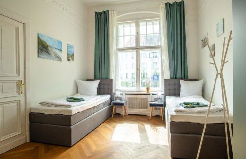 KAISER 02 by ROCKCHAIR Apartments l SUPERHOST Status l 3 Bedrooms Boxspringbeds 2 Bathrooms l Cozy Family & Business Flair 155 sqm 3 Balcony 2nd Floor Elevator up to 10 guests welcomes you! - Foto 13