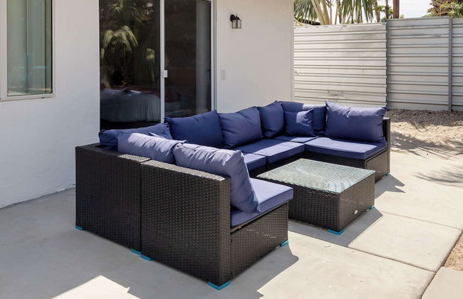 Experience Modern Luxury at Desert Hideaway - Foto 30