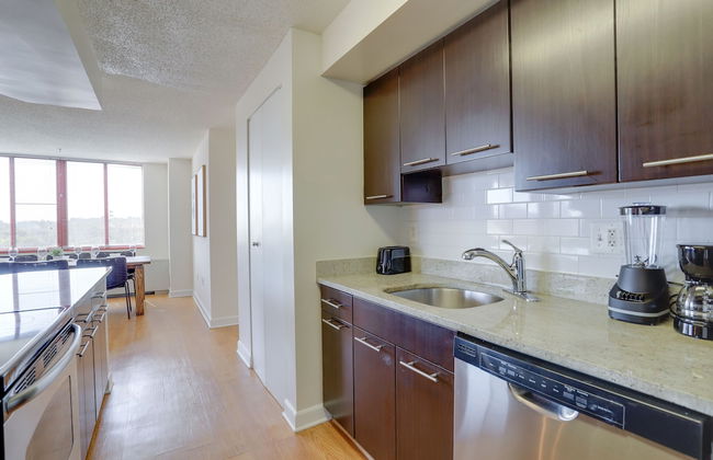 Gorgeous Apt with Rooftop City View - Photo 16