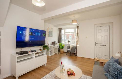 Doctors Lane- Modern 3 Bedroom Contractor Family House With Parking - Photo 1