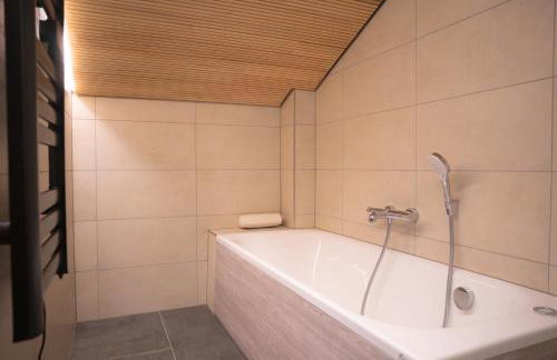 Chalets Horizon Blanc - Vue exceptionnelle Loup Blanc -Sauna extérieur Ours des Glaces -5 étoiles - Foto 36