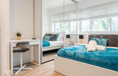 Four Bedroom House - Parking - Garden - Netflix 22C - Foto 5