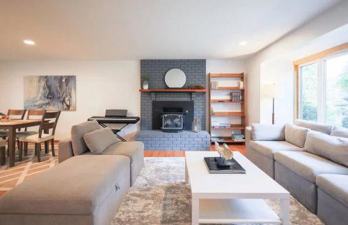 Charming and Spacious House with Relaxing Huge Deck - Foto 2