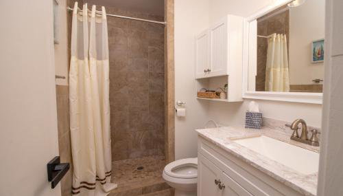 Game Room, near Navy Base, Hannah Park and Beach! - Foto 5, Shower