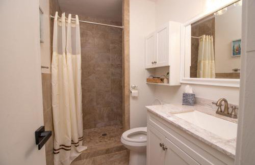 Game Room, near Navy Base, Hannah Park and Beach! - Foto 5