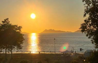 2 Habitaciones con vistas y 2 Terrazas en Primera Linea Playa Samil - Foto 1