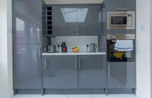 Comfortable 1-Bed House, Sleeps 4, Fast Wi-Fi with Private Garden and Free Parking - Foto 17