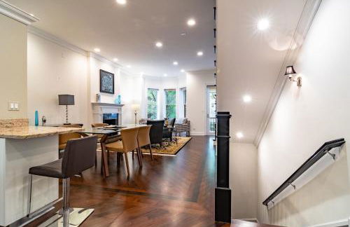 Luxurious Gold Coast 4BR 4-Story Villa with Parking Sleeps 12 Guests - Photo 22