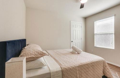 Modern Home with Private Yard and Patio in Little Elm! - Foto 15