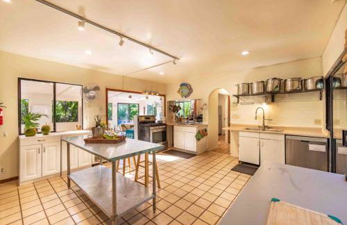 Plumeria Room on a Lush Farm on Maui's North Shore - Photo 36