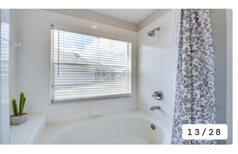 Spacious 3 bedroom pool home with lake view - Foto 14