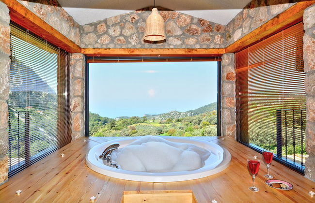 2 Bedroom Private Villa With Infinity Pool and Sea View - Photo 16