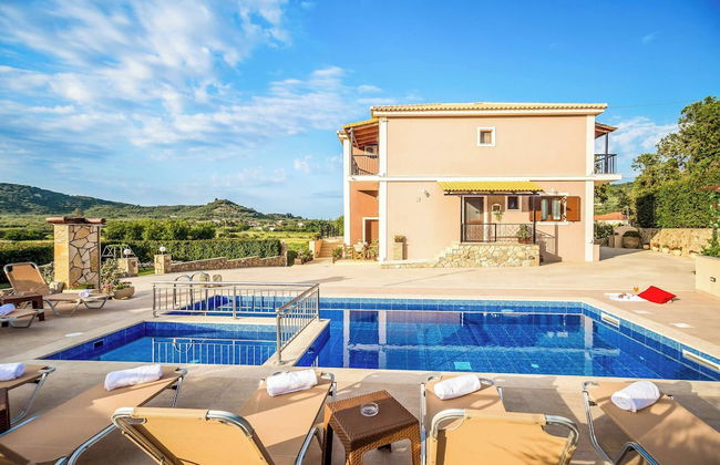 Maggie Alonia - Photo 18