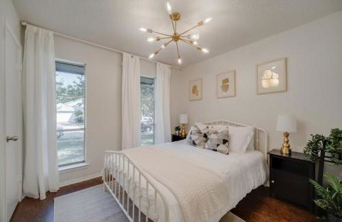 Stunning 4BR 2BA Hot Tub Cozy Holiday Home in Plano - Foto 18