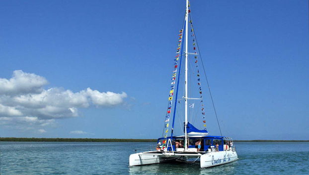 Catamaran sillonnant les eaux de Cayo Coco