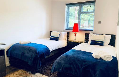 6 Bedroom Bungalow Ascot Racecourse LegoLand Windsor Castle 75" TV - Foto 13