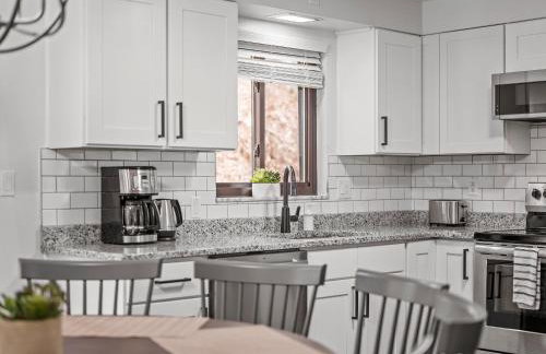 Stylish and Accessible Six Bedroom Home in Wexford/Pittsburg With Kids Amenities - Foto 13