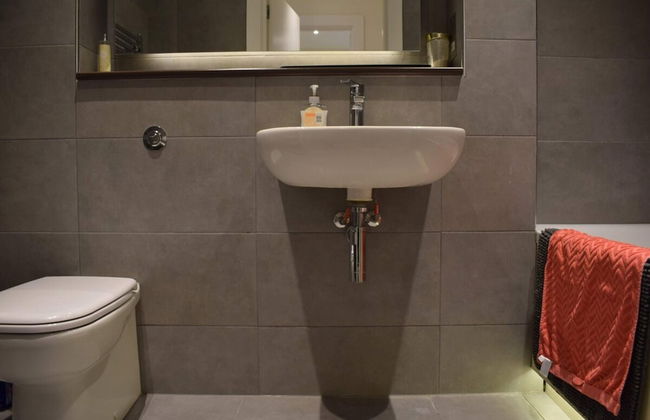 Bright 1 Bedroom Flat in North London With Balcony - Photo 9