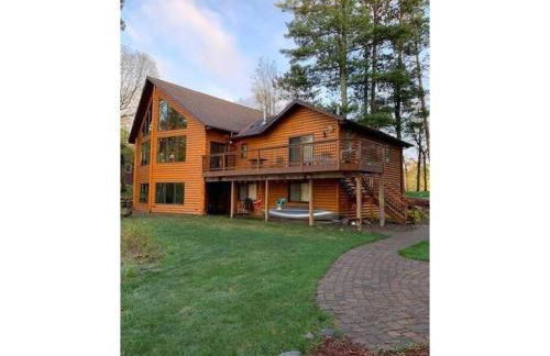 Large Log Home on Lake with Hot Tub - Foto 52
