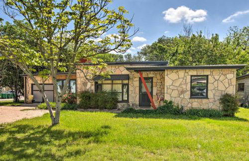 Remodeled Retro Home with Deck, Walk to Main Street! - Foto 22